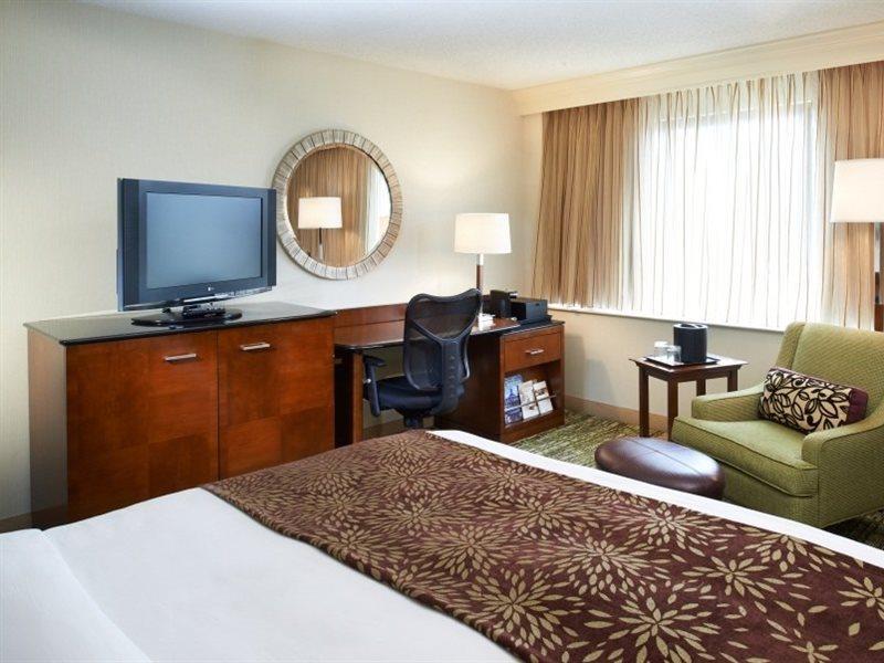 Detroit Marriott Livonia Hotel Exterior photo