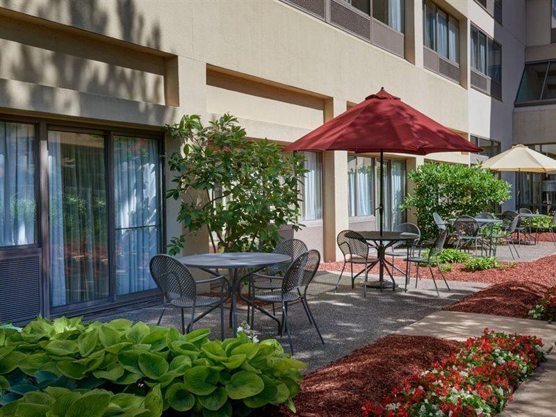 Detroit Marriott Livonia Hotel Exterior photo