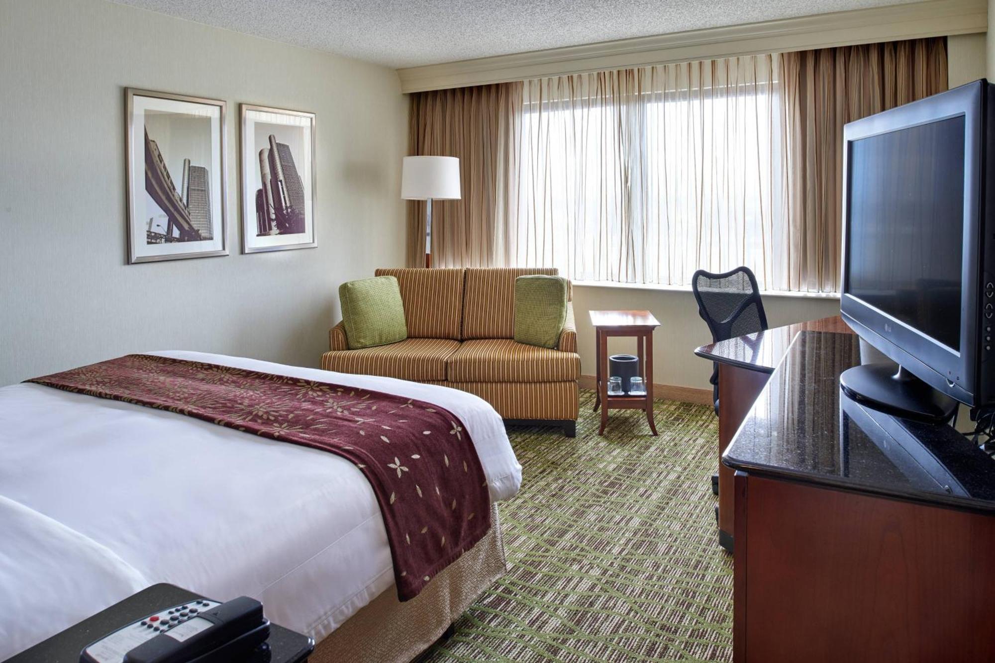 Detroit Marriott Livonia Hotel Exterior photo