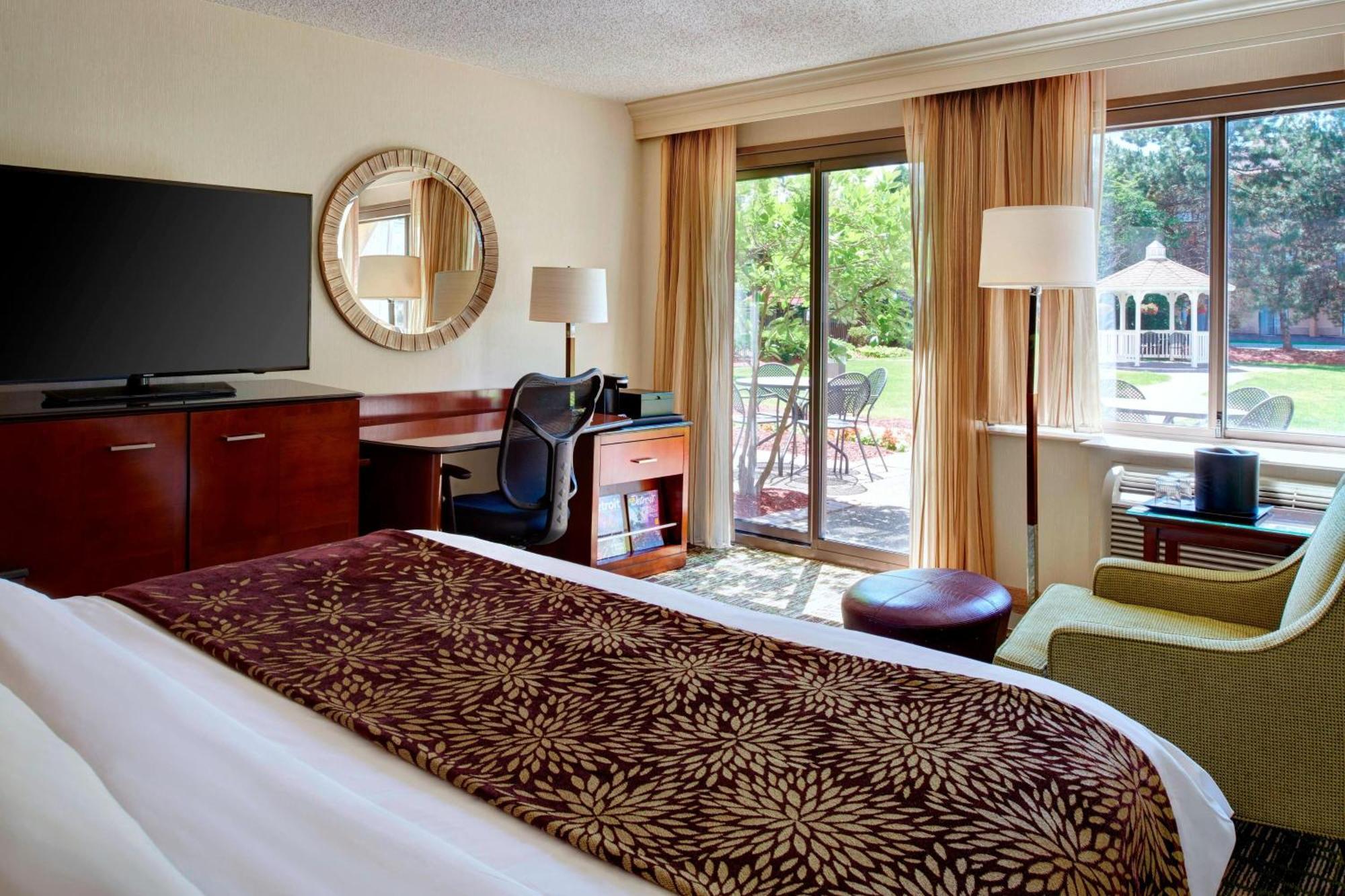 Detroit Marriott Livonia Hotel Exterior photo
