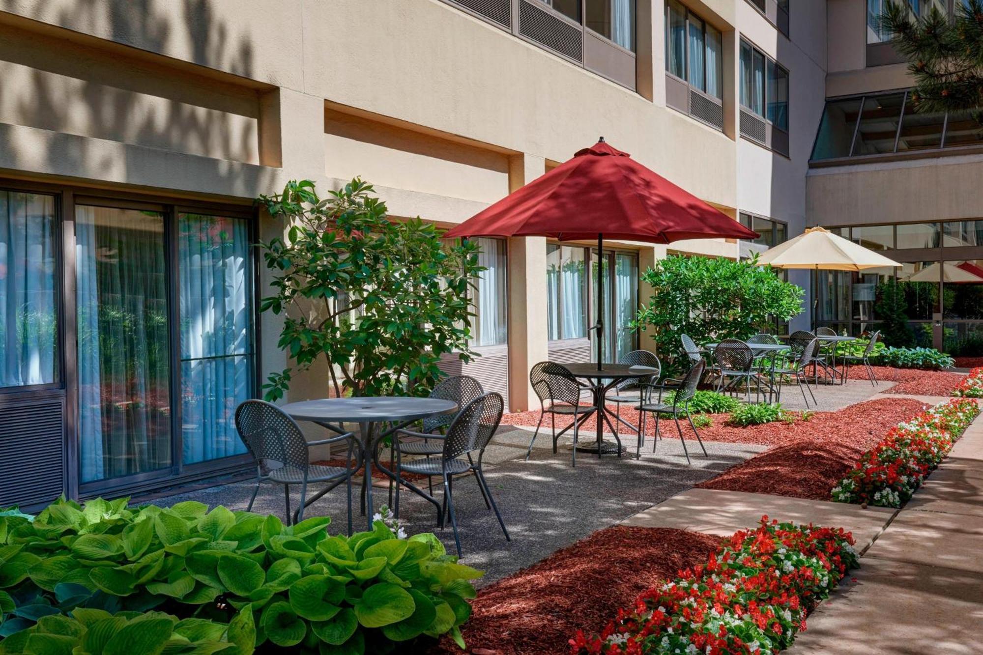 Detroit Marriott Livonia Hotel Exterior photo