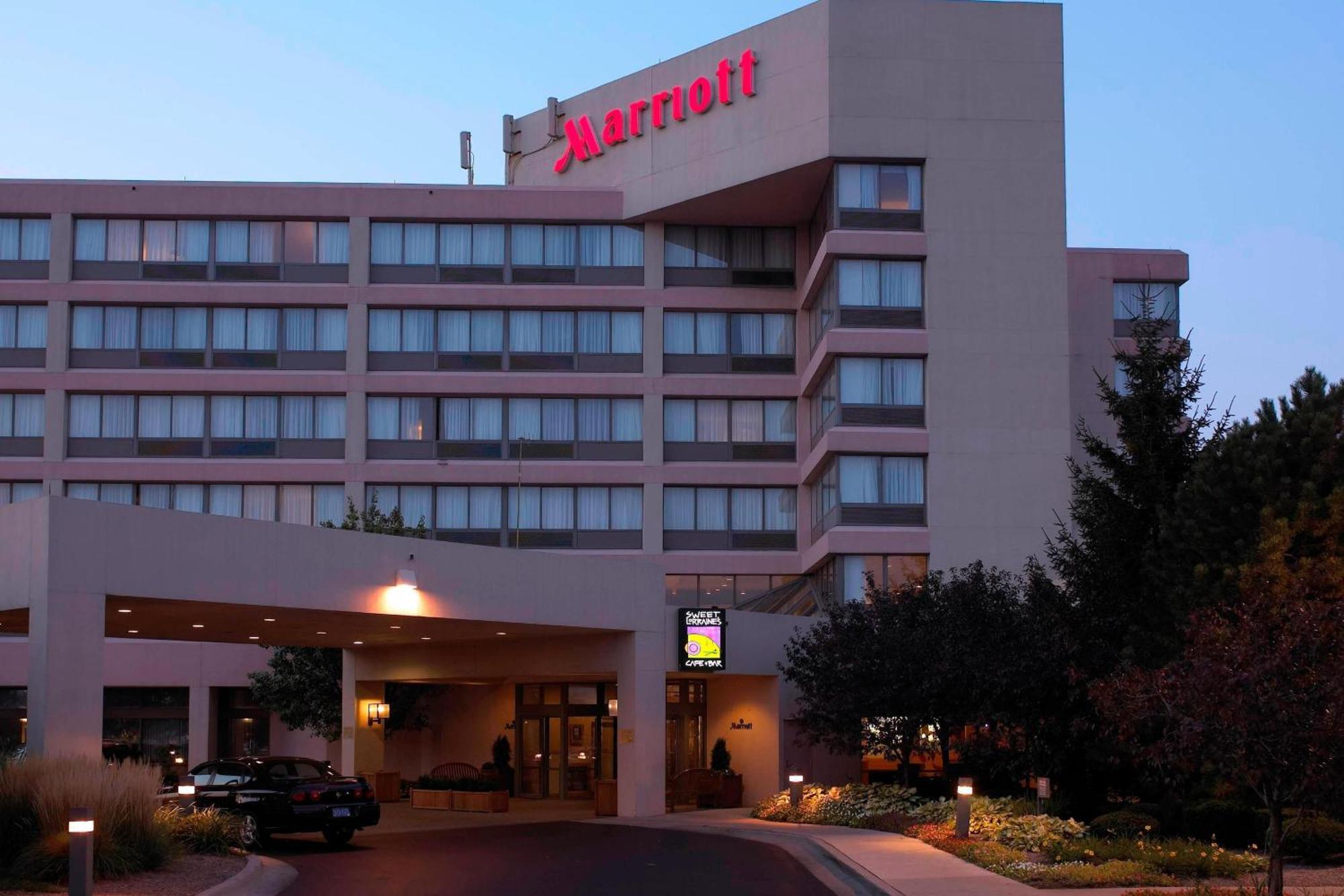 Detroit Marriott Livonia Hotel Exterior photo